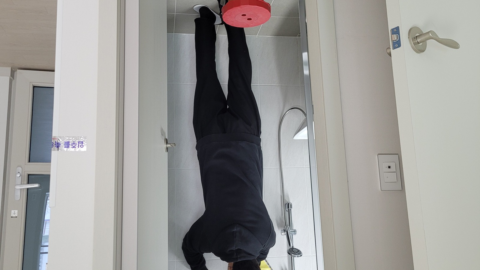 욕실 내부를 직접 확인하고 기록하는 실제 사전점검 장면