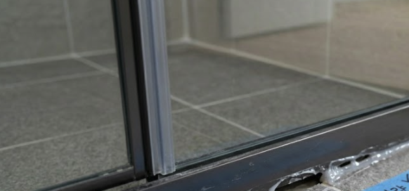 욕실 유리문 또는 샤워부스 하부 레일 마감 디테일 이미지