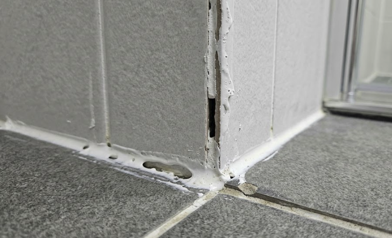 욕실 모서리 실리콘 공백이 보이는 하자 접수 예시 이미지