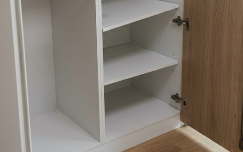 수납장 내부 선반 구조와 정렬 상태를 보여주는 이미지