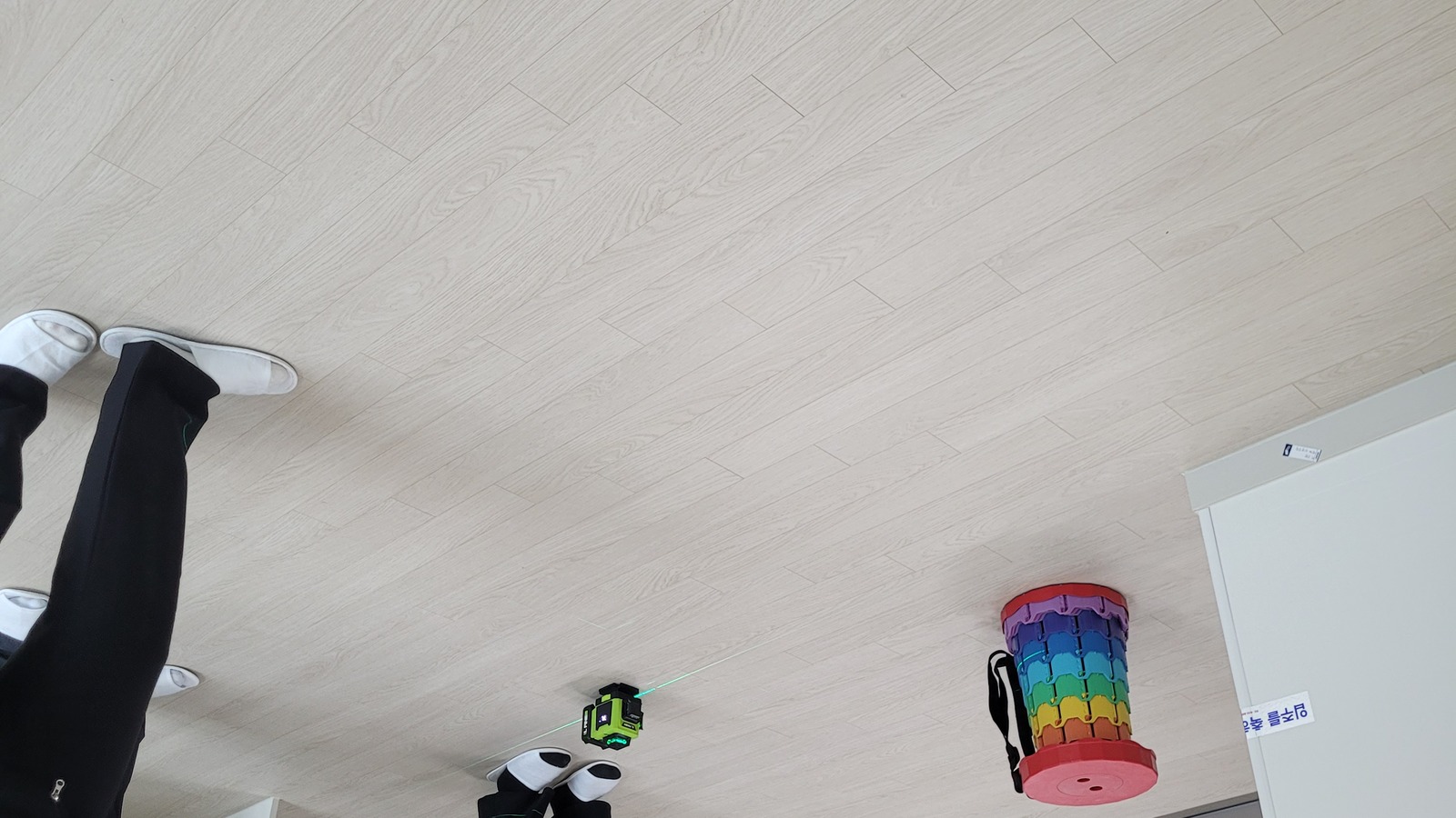 실내 바닥 수평과 마감 상태를 확인하는 실제 점검 장면