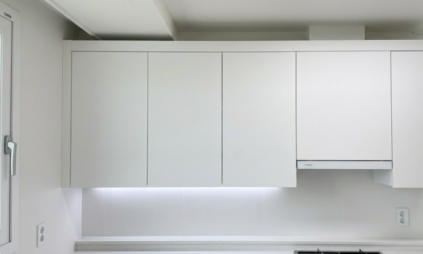 주방 상부장 정렬 상태를 보여주는 이미지