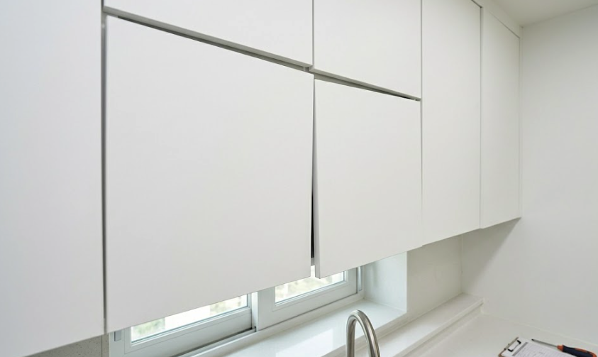 창 주변까지 맞춘 주방 상부장 설치 상태를 보여주는 이미지