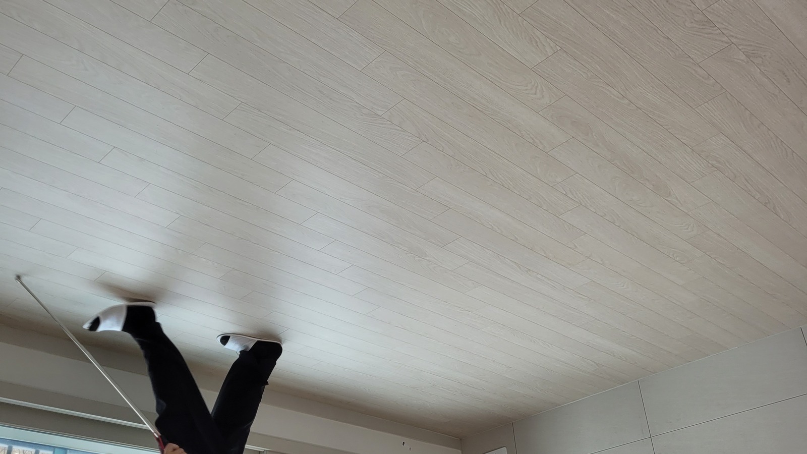 신축 아파트 실내 바닥과 공간 길이를 확인하는 실제 사전점검 장면