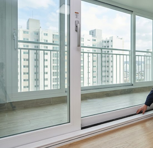 대형 슬라이딩 창호와 하부 레일 구조가 보이는 전체 이미지