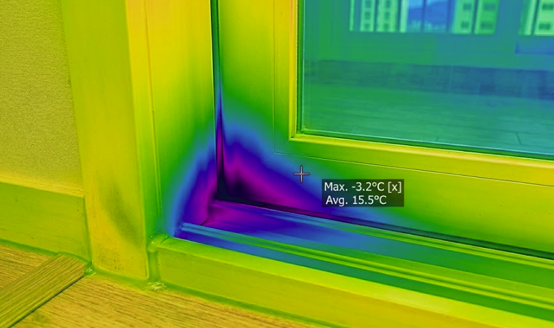 창 하부 프레임 코너의 열교 구간을 보여주는 열화상 이미지